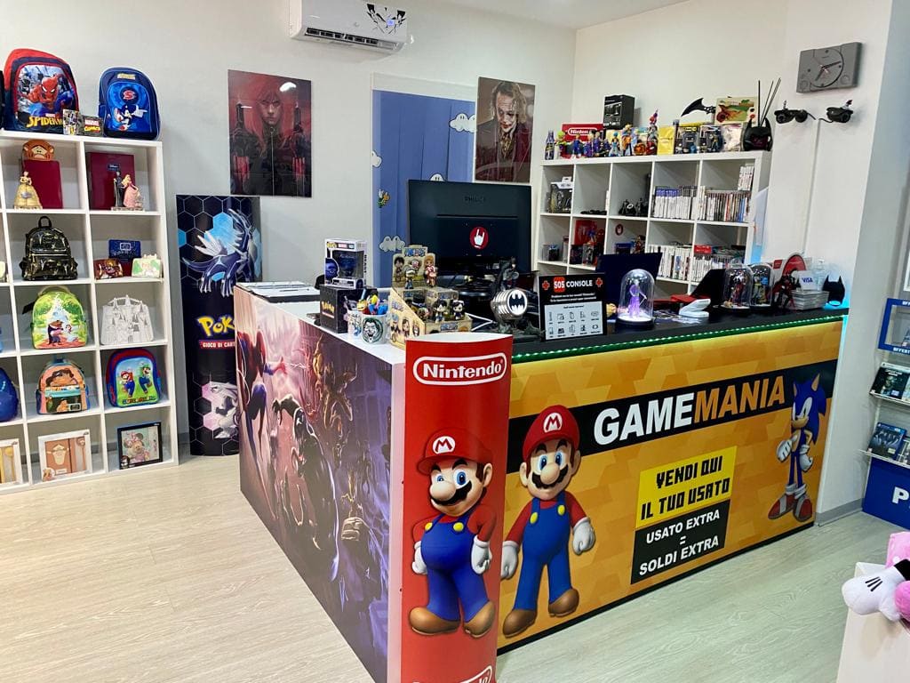 Bancone cassa attrezzato per valutazione usato e giochi nei negozi Gamemania